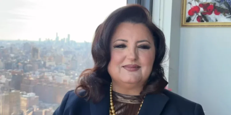 Parashqevi Simaku shpallet ‘Qytetare Nderi’ në Kavajë, këngëtarja: Guri i rëndë në vend të vet!