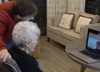 Video/ ‘Asgjë e tillë nuk më ka ndodhur kurrë më parë’, Robbie Williams surprizon fansen e tij 94-vjeçare