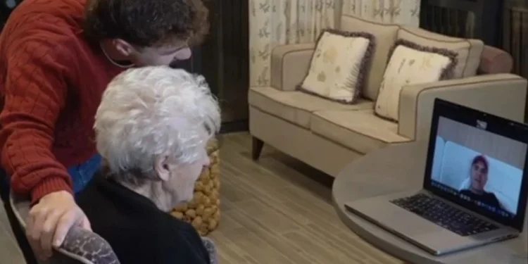 Video/ ‘Asgjë e tillë nuk më ka ndodhur kurrë më parë’, Robbie Williams surprizon fansen e tij 94-vjeçare