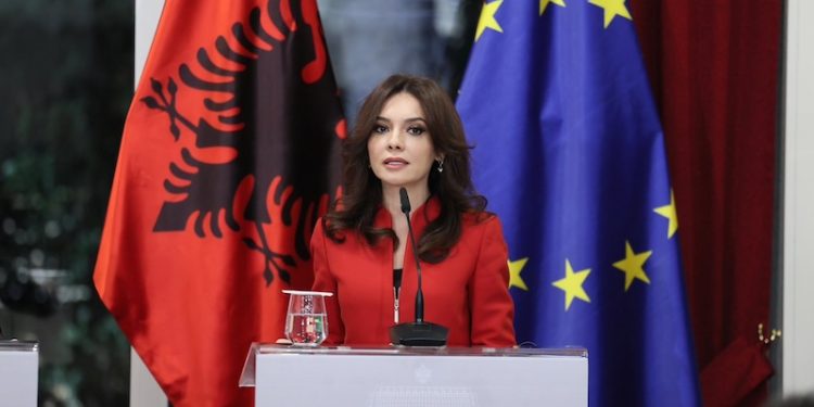 Shqiptarët në Maqedoninë e Veriut barazohen me pakicën maqedonase në Shqipëri