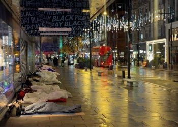 Të pastrehët në Londër, zona e famshme e kryeqytetit britanik shndërrohet në “strehë” nate