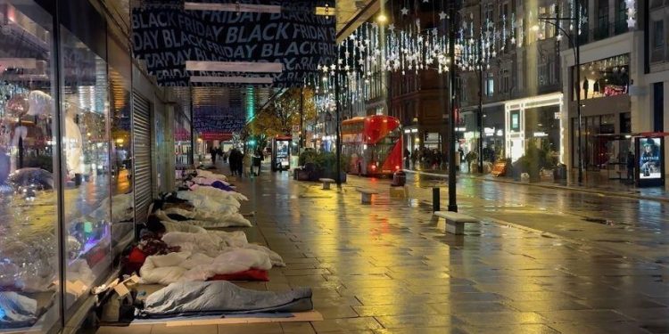 Të pastrehët në Londër, zona e famshme e kryeqytetit britanik shndërrohet në “strehë” nate