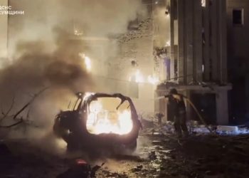 Sulm me dronë në një kompleks pallatesh në Ukrainë, raportohet për shtatë të plagosur