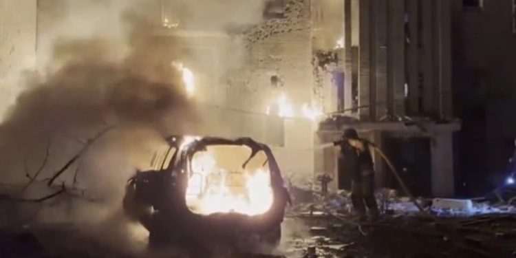 Sulm me dronë në një kompleks pallatesh në Ukrainë, raportohet për shtatë të plagosur