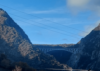 E rëndë, nipi i “gjeneralit” të krimit Nehat Kulla, hidhet nga ura më e lartë në Ballkan