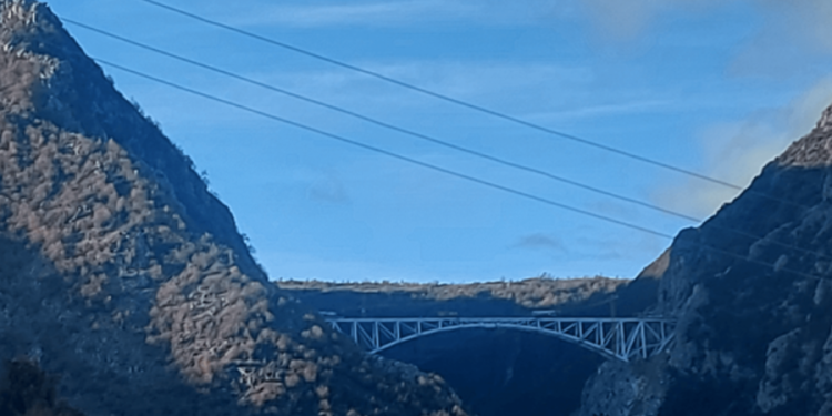 E rëndë, nipi i “gjeneralit” të krimit Nehat Kulla, hidhet nga ura më e lartë në Ballkan