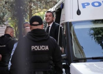 Tension në GJKKO: Gjykatësja e mban në kafaz Veliajn, kryetari i bashkisë largon avokatin