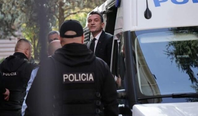 Tension në GJKKO: Gjykatësja e mban në kafaz Veliajn, kryetari i bashkisë largon avokatin