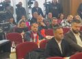 Incident në Kuvendin e Mitrovicës, këshilltari nxjerr flamurin serb gjatë betimit të zyrtarëve
