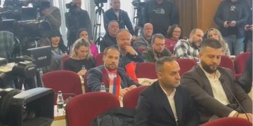Incident në Kuvendin e Mitrovicës, këshilltari nxjerr flamurin serb gjatë betimit të zyrtarëve
