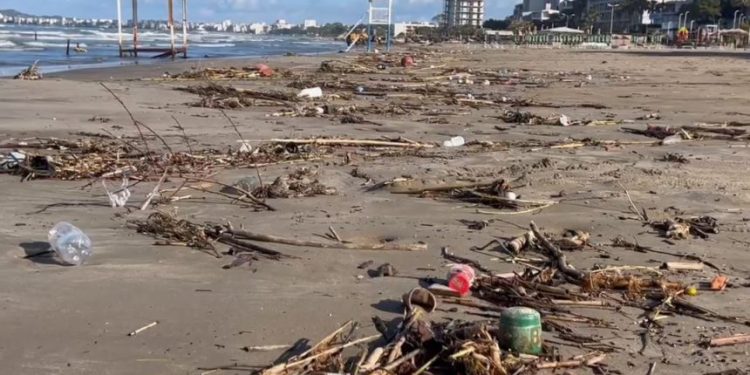 Edhe bregdeti i Durrësit i pushtuar nga mbeturinat