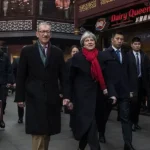 Theresa May, me bashkëshortin Philip, fotografuar në Shangai në shkurt 2018 - hera e fundit që një kryeministër i Mbretërisë së Bashkuar vizitoi Kinën.