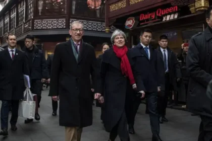 Theresa May, me bashkëshortin Philip, fotografuar në Shangai në shkurt 2018 - hera e fundit që një kryeministër i Mbretërisë së Bashkuar vizitoi Kinën.