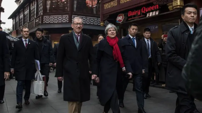 Theresa May, me bashkëshortin Philip, fotografuar në Shangai në shkurt 2018 - hera e fundit që një kryeministër i Mbretërisë së Bashkuar vizitoi Kinën.