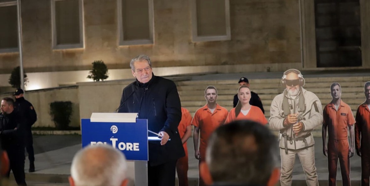 Berisha nga sheshi te Kryeministria  Ky është viti i përmbysjes së diktaturave  Edi Rama do ketë fatin që meriton