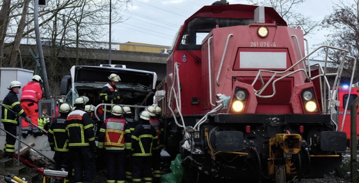 Autobusi përplaset me një tren në Hamburg  një i vdekur dhe dhjetë të plagosur