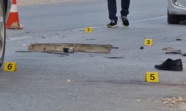 Aksident i rëndë në Athinë  Tre të mitur përplasen me një pemë  një 15 vjeçar humb jetën  në makinë edhe një shqiptar