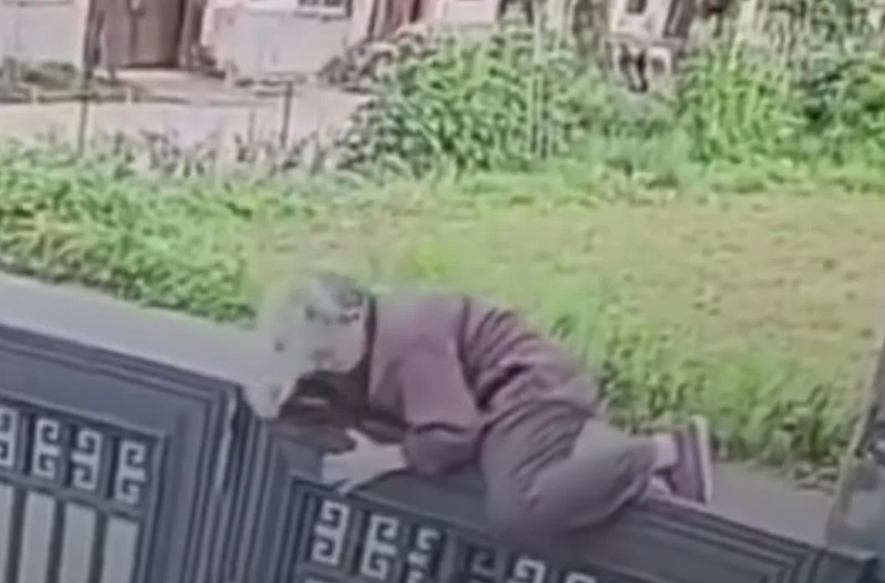 Kine  92 vjeçarja  sfidon  moshën  kapërcen portën 2 metra dhe arratiset nga azili  video 