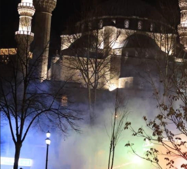 Protesta e PD së  Rama poston foton  Kur mortja e shtyn qenërinë tek dera e xhamisë