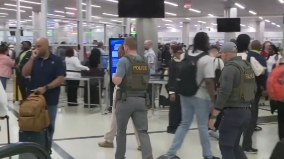 Kaos në aeroportet e SHBA së  ICE vendosen në pikat e kontrollit ajror  Zëvendësojnë stafin që mungon
