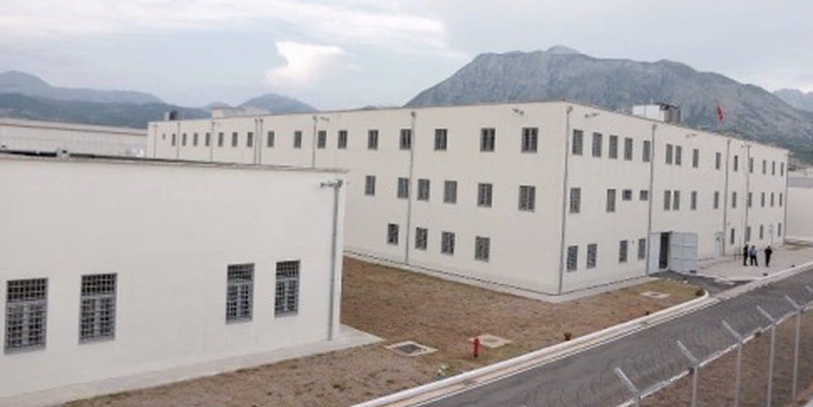 Kush janë të paraburgosurit që ushtruan dhunë në IEVP Reç  Fillimisht shkatërruan sendet dhe tentuan t i vendosnin flakën qelisë