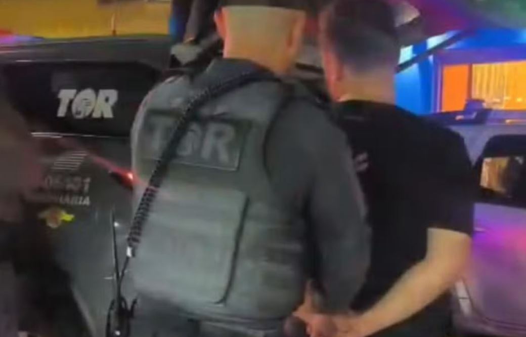 Me pranga në duar  dalin pamjet e arrestimit të Ervin Matës në Brazil  VIDEO 