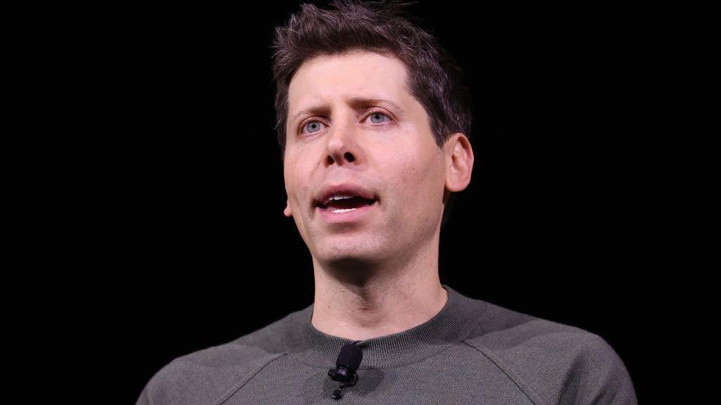 Sam Altman duke folur në një aktivitet