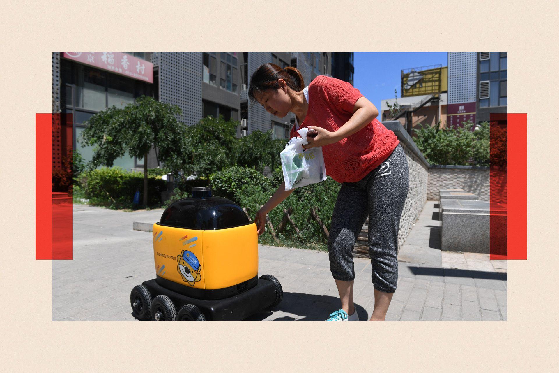 Një grua merr ushqime të dërguara nga një robot shpërndarjeje Zhen Robotics në një kompleks banimi.