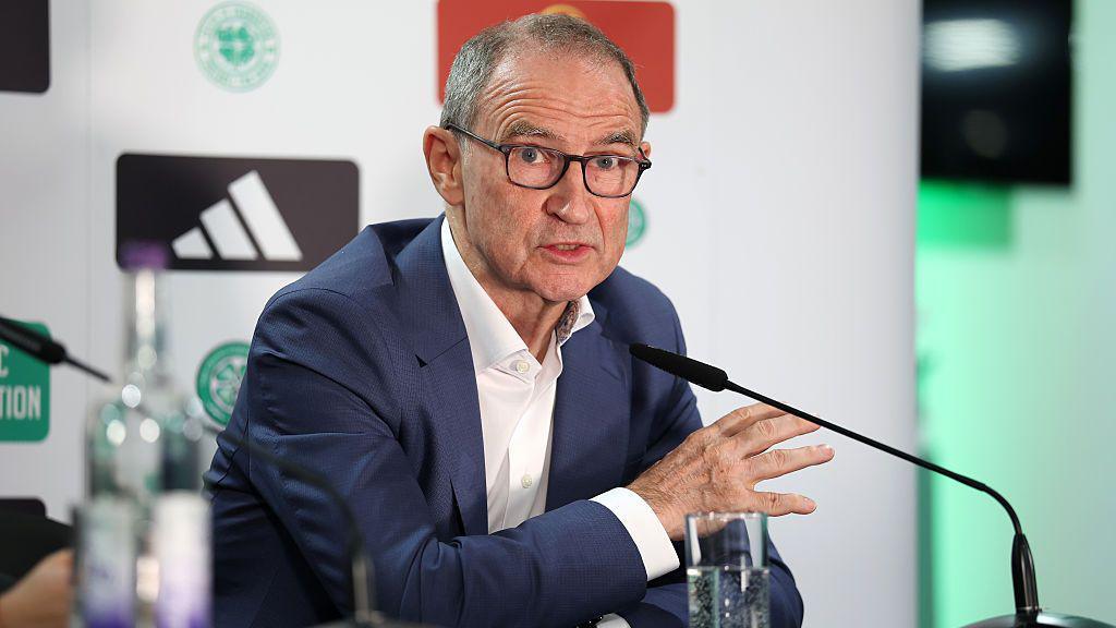 Martin O'Neill flet në mikrofon