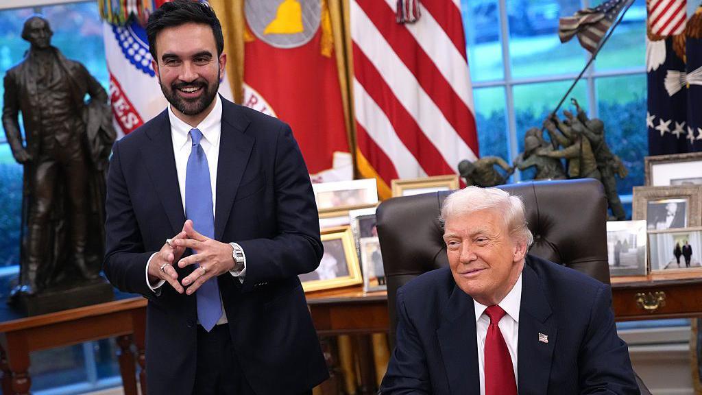 Presidenti Donald Trump dhe kryetari i zgjedhur i bashkisë së Nju Jorkut, Zohran Mamdani, buzëqeshin ndërsa u përgjigjen pyetjeve të shtypit në Zyrën Ovale.