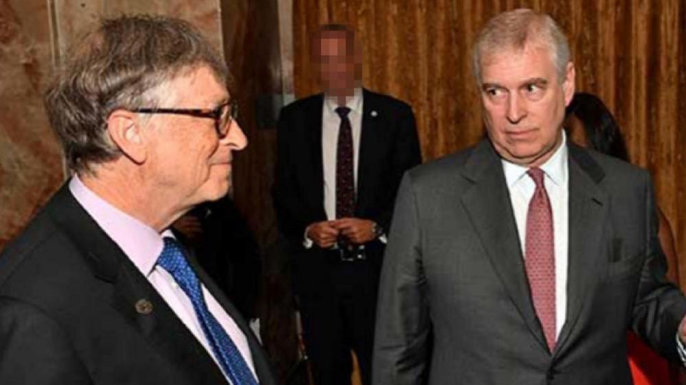 Pjesa e prerë e imazhit, që tregon Bill Gates dhe Andrew Mountbatten-Windsor