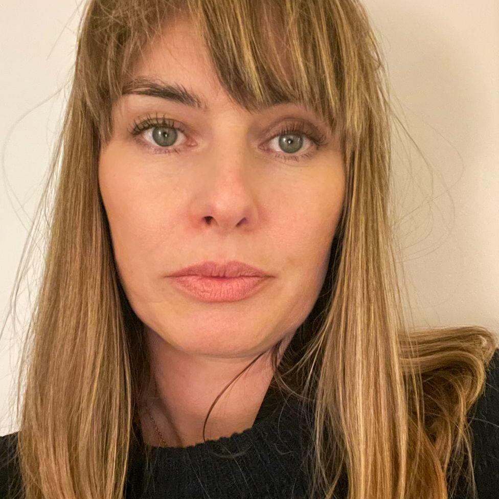 Katie Curran, një grua me sy të gjelbër, me flokë bjonde deri në supe