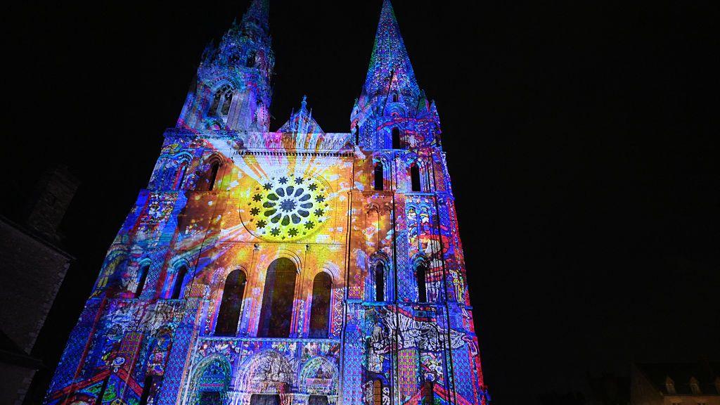 Katedralja e Notre-Dame ndriçohet me ngjyra të ndezura përpara meshës së Krishtlindjeve të mesnatës në Paris, Francë, më 24 dhjetor 2025.