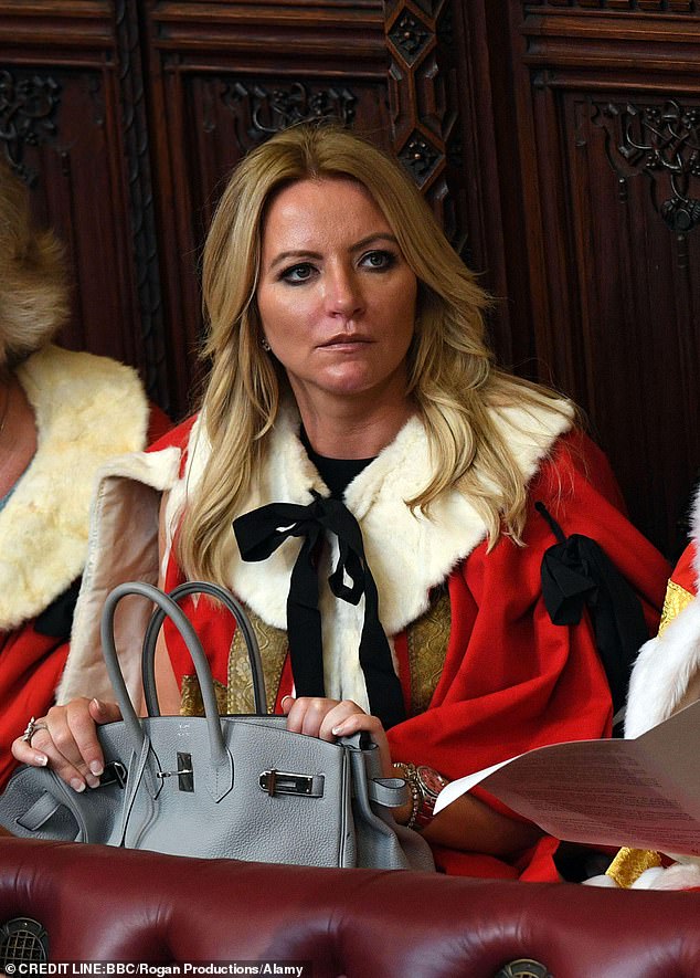 Kolegia e turpëruar Michelle Mone është vënë nën presion për të paguar 122 milionë paund që taksapaguesi i shpenzoi për pajisjen e padobishme kundër Covid-it.