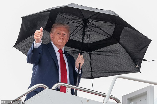Trump bën shenjën e gishtit të madh lart ndërsa hipte në Air Force One, ndërsa niset për në Izrael, në Bazën e Përbashkët Andrews, Maryland.