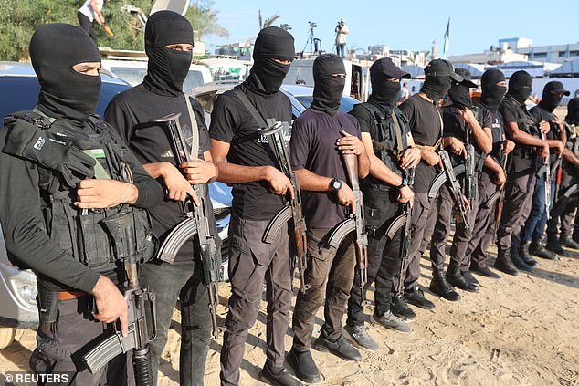 Militantët palestinezë bëjnë roje ditën kur lirohen pengjet e mbajtura në Gaza që nga sulmet vdekjeprurëse të 7 tetorit.