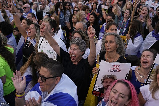Njerëzit reagojnë ndërsa mblidhen për të parë një transmetim të drejtpërdrejtë të pengjeve izraelite të liruara nga Gaza në një shesh të njohur si sheshi i pengjeve në Tel Aviv, Izrael, të hënën, 13 tetor 2025.