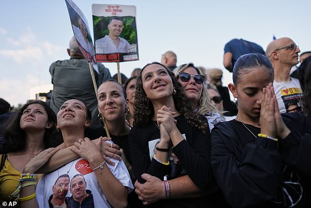 Dhjetëra mijëra izraelitë po shikonin gjithashtu transferimet në shfaqje publike në të gjithë vendin, me një ngjarje të madhe që po mbahej në Tel Aviv.