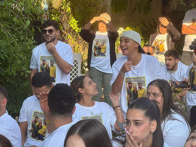 Britaniko-izraelitja Emily Damari, e liruar nga robëria janarin e kaluar, u pa duke parë miqtë e saj më të mirë Gali dhe Ziv duke u liruar në një seancë private me familjen dhe miqtë e ngushtë.