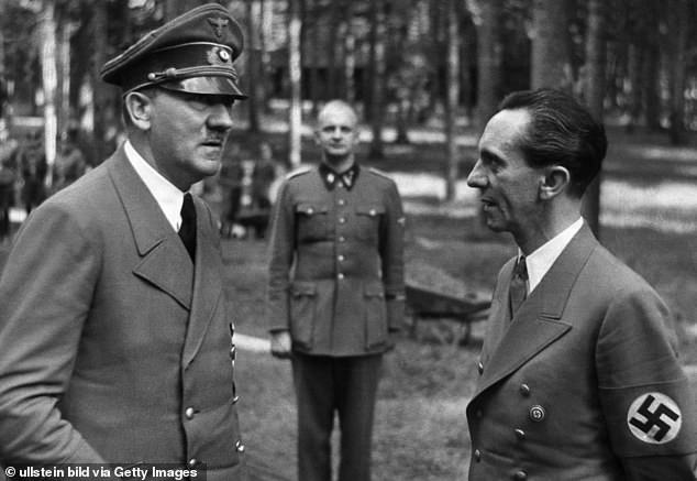 Goebbels (në foto djathtas) ishte propagandisti kryesor i Hitlerit gjatë Luftës së Dytë Botërore.