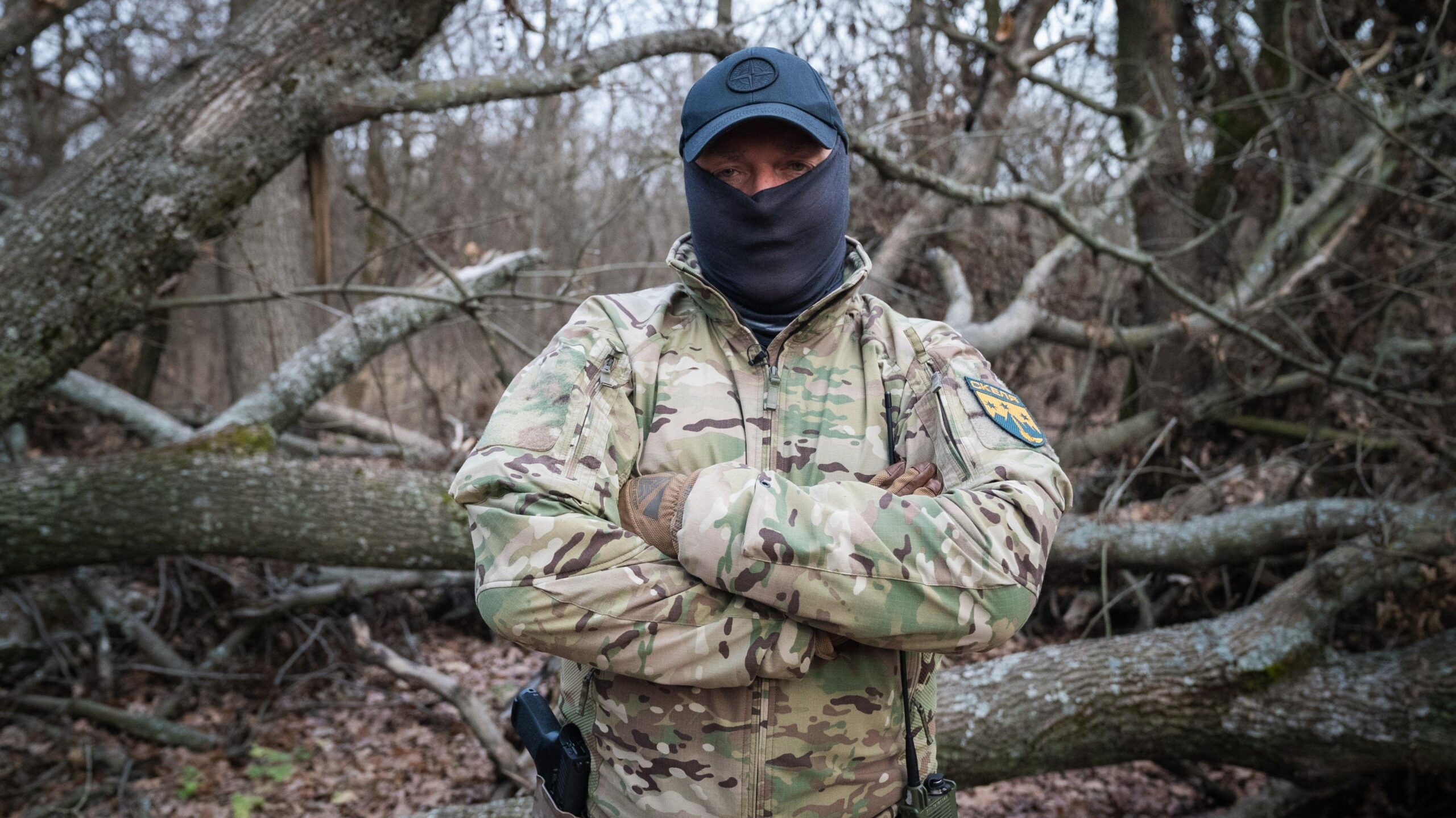 Një burrë me uniformë ukrainase me balaklava dhe kapelë