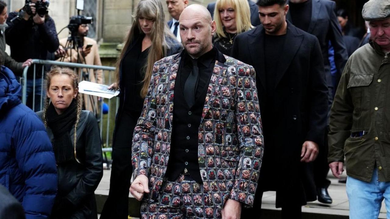 Tyson Fury po del nga shërbimi mortor për Ricky Hatton në Katedralen e Mançesterit. Vëllai i tij, Tommy, po ecën pas tij.