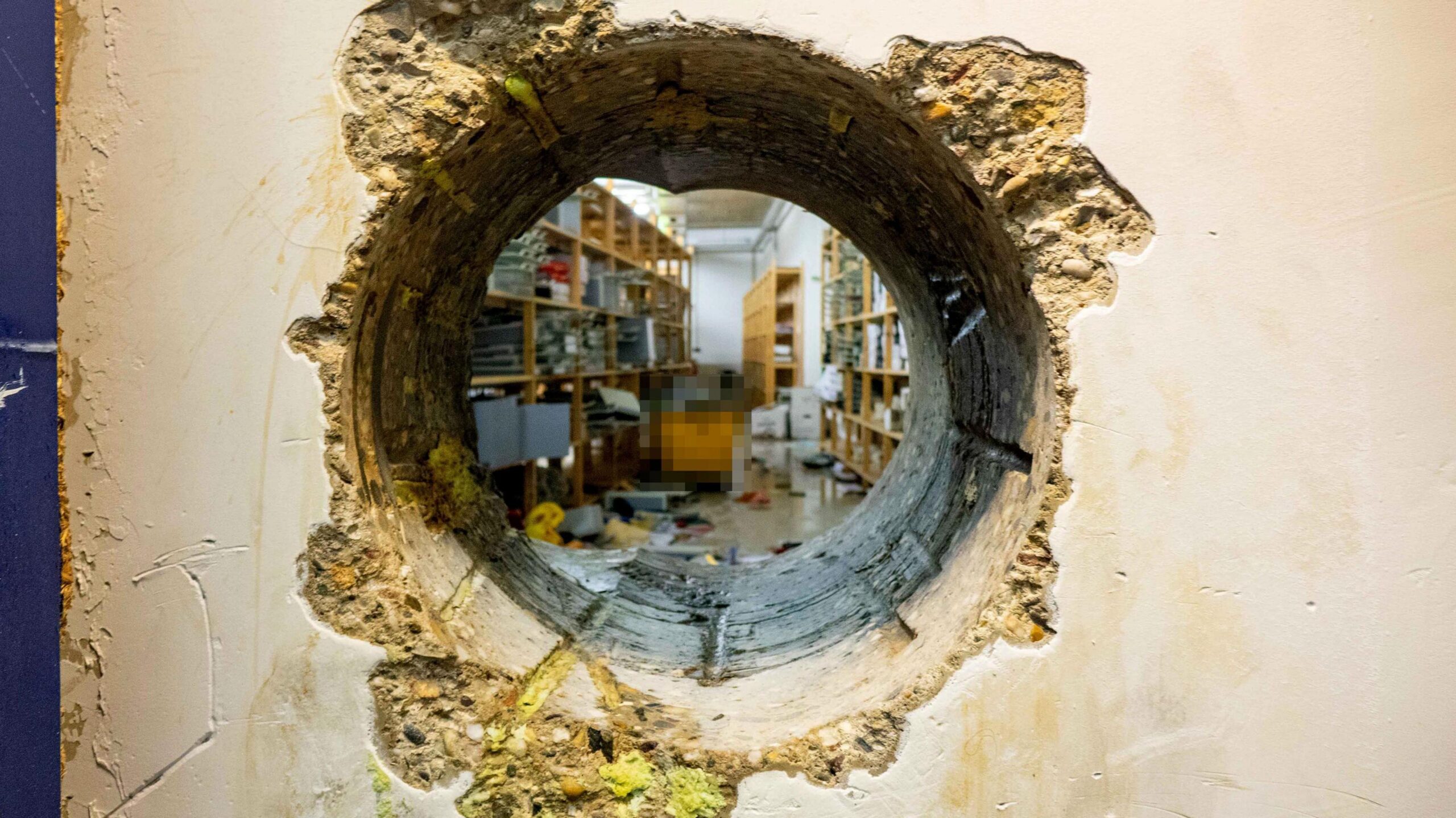 Një vrimë në mur e krijuar nga një shpuese e madhe