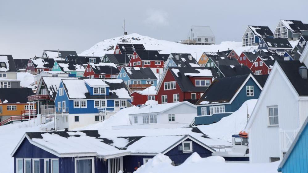 Një pamje e përgjithshme e shtëpive të mbuluara me borë në Nuuk, kryeqytetin e Groenlandës