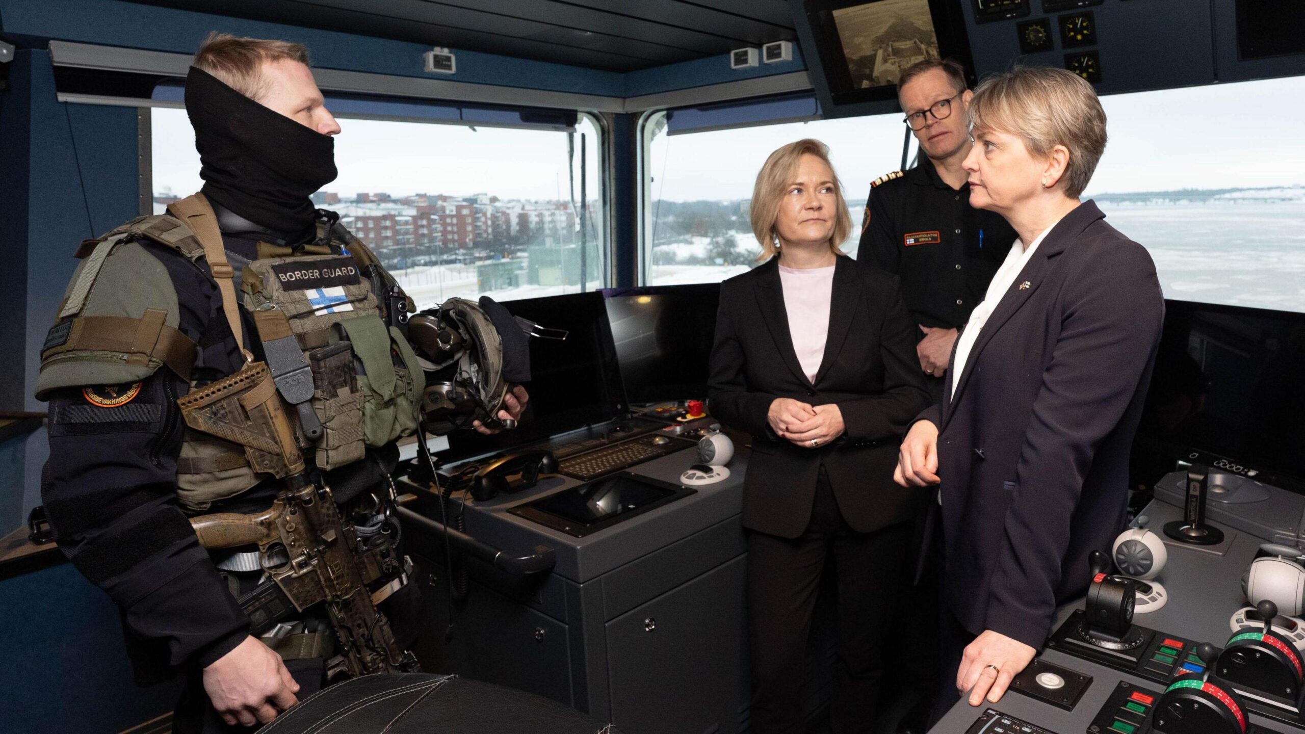 Sekretarja e Jashtme Yvette Cooper takon ekuipazhin në bordin e anijes së Rojës Bregdetare K/V Turva në Helsinki, e cila patrullon vijën bregdetare finlandeze dhe po flet me një oficer të Rojës Bregdetare finlandeze.