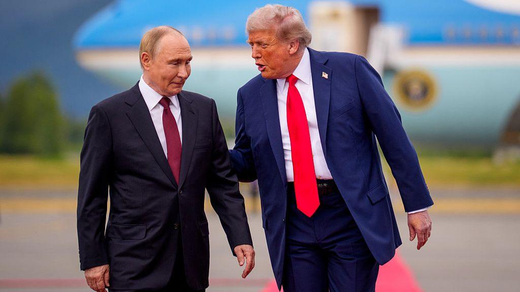 Donald Trump përshëndet Vladimir Putinin teksa ai mbërrin në Bazën e Përbashkët Elmendorf-Richardson më 15 gusht 2025 në Anchorage, Alaska.