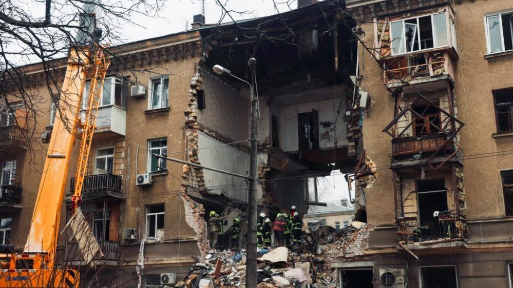 Ekipet e shpëtimit kërkojnë në rrënojat e një ndërtese banimi të shkatërruar në Odesa, në jug të Ukrainës. Foto: 27 janar 2026