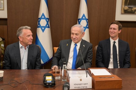 Witkoff, Netanyahu dhe Kushner ulen pas një tavoline me një palë flamuj të Izraelit pas tyre.