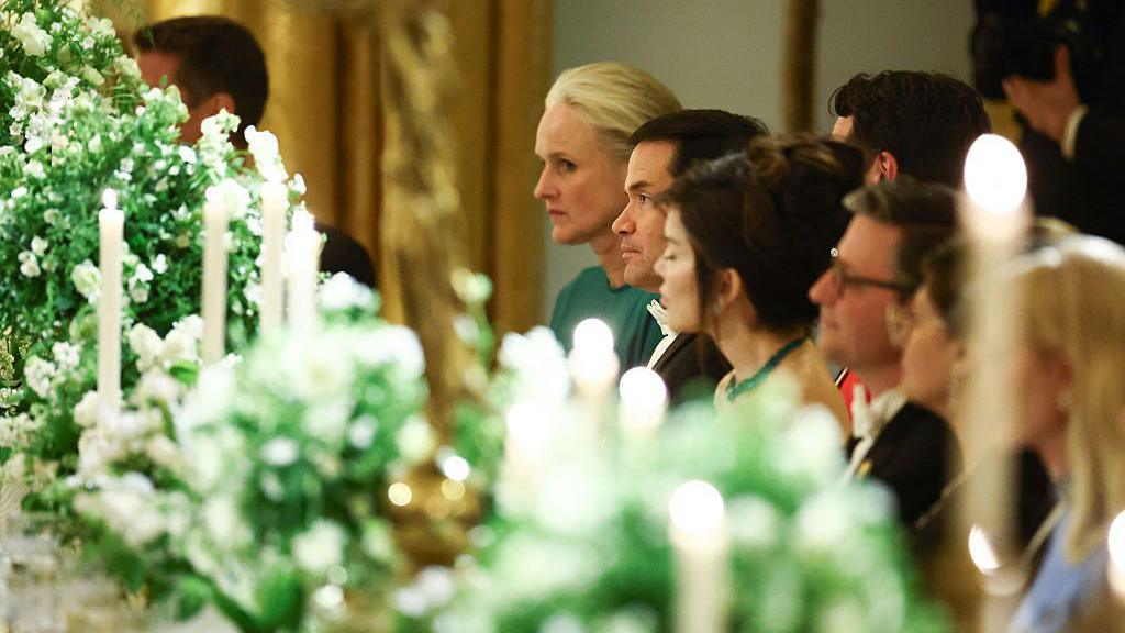 Sekretari i Shtetit i SHBA-së, Marco Rubio, dëgjon Presidentin e SHBA-së, Donald Trump, duke folur gjatë një Darke Shtetërore në nder të Mbretit Charles III të Britanisë dhe Mbretëreshës Camilla në Sallën Lindore të Shtëpisë së Bardhë në Uashington, DC, më 28 prill 2026. (Foto nga Henry Nicholls / AFP nëpërmjet Getty Images)
