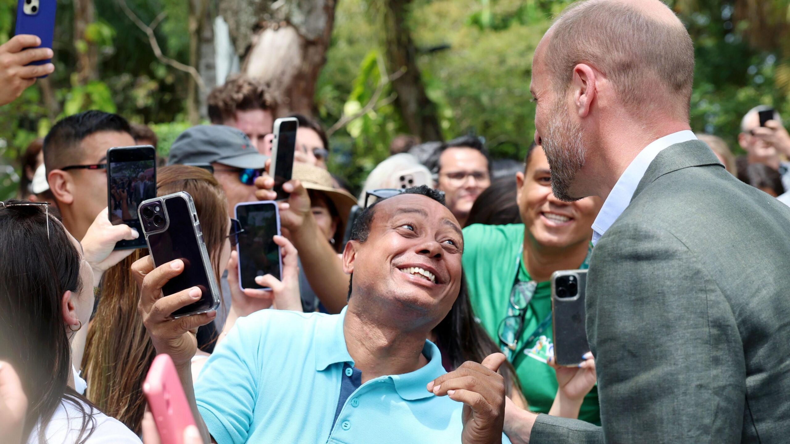 Princi i Uellsit pozon për foto me publikun gjatë një eventi "Mirë se vini në Rio" në malin Sugarloaf, në Rio de Janeiro.